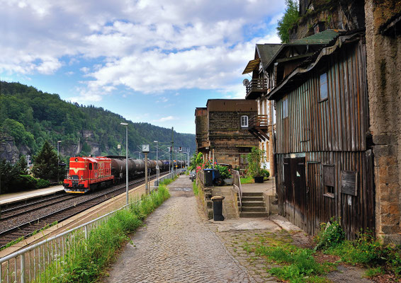 742 561 brachte am Morgen des 23.06.2013 einen Kesselzug von Decin nach Bad Schandau und dieselt hier durch Schöna.