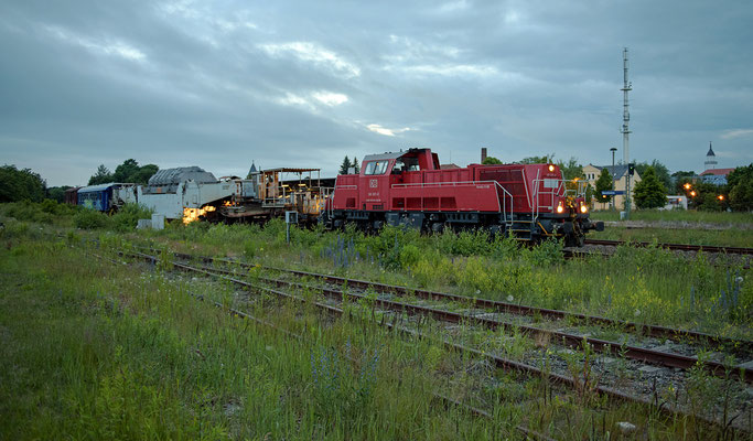 Trafotransport von Bischofswerda in das Umspannwerk Schmölln. Die Gravita 10 BB ( 261 021) der DB bei Rangierarbeiten am späten Abend in Bischofswerda, Juni 2015.