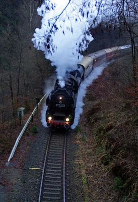 Auf der Rückfahrt von B. Schandau hat die 52 Ulbersdorf verlassen und fährt mit Volldampf in den Tunnel 4, von dessen Portal dieses Foto entstand, wegen Einsetzendem Regen und Dunkelheit leider schon das letzte Bild der Fahrten, 06.12.09