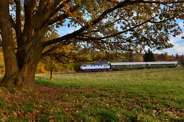 T478 2065 mit dem Lužickohorský rychlík Prag - Mikulášovice dolní nádraží in Mikulášovice, Oktober 2022.