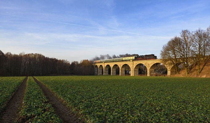 Am Nachmittag folgte noch eine Fahrt von Löbau über Bischofswerda nach Wilthen. 50 3648 dampft hier im Licht der untergehenden Wintersonne über das Viadukt bei Putzkau, 03.12.16