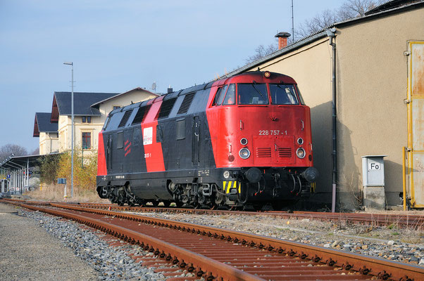 228 757 des Erfurter Bahnservice rangiert im schönen Sonnenlicht vor dem Neustädter Lokschuppen. 21.11.11