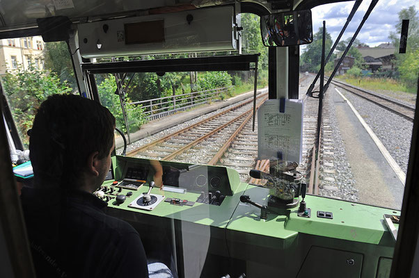 Fahrt mit dem Ferkeltaxi nach Mikulášovice dolní nádraží. Hier die Bahnhofsausfahrt in Sebnitz...