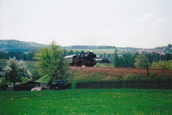 Sonderzug "Rheingold" von Bad Schandau in Richtung Bautzen mit 50 3616 an der Spitze und 50 3648 als Schublok. Hier kurz hinter Neustadt am Langburkersdorfer BÜ in Höhe Café Lehner. 04 oder 05/2000. Foto: Archiv Robert Schleusener