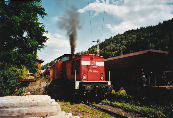 204 469 vor einem Güterzug. Sommer 2004, Foto: Archiv Robert Schleusener