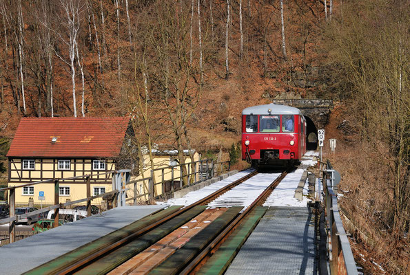 Bei Rathmannsdorf hat der Zug soeben den letzten der sieben Tunnel durchfahren und wird in wenigen Minuten nachdem die Elbe auf der Carolabrücke überquert wurde Bad Schandau erreichen. 23.03.2013