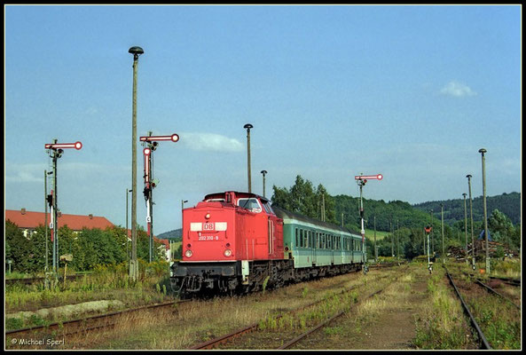 202 310 erreicht den Bf.Neustadt i.Sa. am 16. August 2000 mit einer RegionalBahn aus Bautzen. Foto: Archiv Michael Sperl