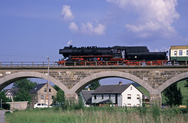 Als die Züge noch bis Bautzen fuhren, 52 8141-5 der OSEF beim Überqueren des Wiesenviaduktes zwischen Neustadt und Langburkersdorf, 1998