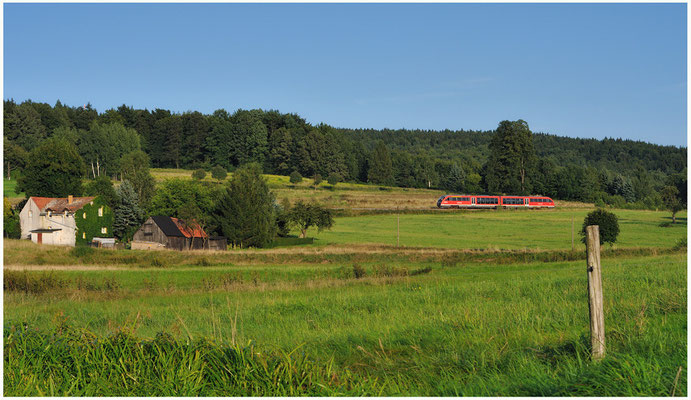 Der Zugbetrieb ist nun auf den Teil Sebnitz-Neustadt beschränkt. RB 17139 am Abend des 19.08. bei Krumhermsdorf. Die Aussichten für einen Erhalt der Strecke sind nach den letzten Meldungen leider sehr schlecht!