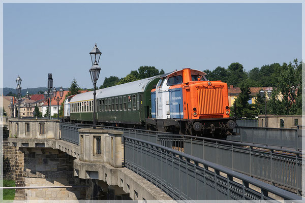 Auch immer wieder eine gern gesehene und fotogene Stelle:Der Zug passiert das Einfahrsignal auf der Pirnaer Elbbrücke. 03.06.11. Foto: Hannes Ortlieb