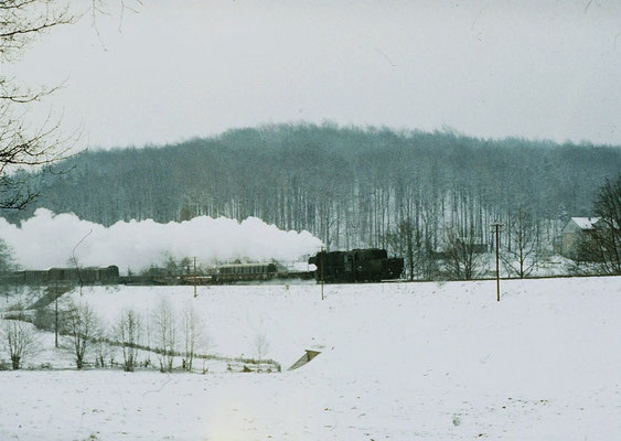 Güterzug 65272 nach Bischofswerda zwichen Neukirch-Ost und Neukirch-West. Winter 1986. Foto: Lutz Morgenstern