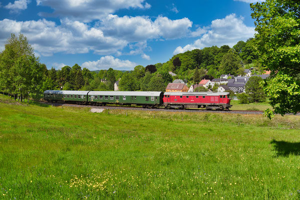 T478 1215 mit dem Lužickohorský rychlík Mikulášovice dolní nádraží - Prag bei Mikulášovice, Mai 2023.