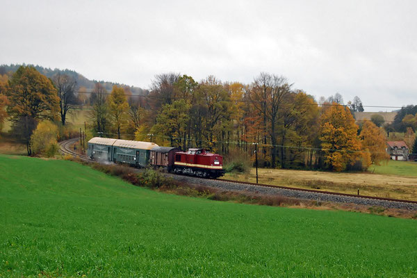 Sonderfahrt mit 112 331, zwei Doppelstockwagen (DB7) und einem Begleiterwagen zu einer "Werkstattfahrt" anlässlich des Jubiläums 50 Jahre Wendezugbetrieb Dresden-Bad Schandau. Krumhermsdorf 30.10.2008, Foto: Axel Förster