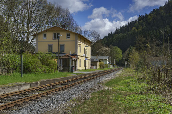 Das frisch restaurierte Empfangsgebäude in Goßdorf Kohlmühle ist nun wieder ein richtiges Schmuckstück. April 2017.