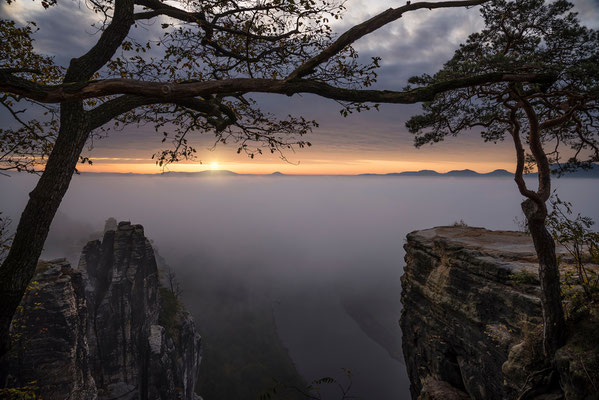 Sonnenaufgang an der Bastei, hier noch mit der gesperrten vorderen Aussicht und ohne Skywalk.