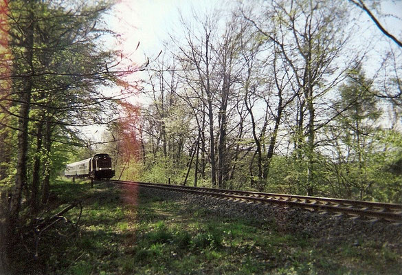 Aus der Gegenrichtung kommt ebenfalls eine Regionalbahn auf dem Weg nach Bautzen. Hier liegt heute das Anschlussgleis der Beladestation im Steinbruch Oberottendorf. 1999, Foto: Pierre Güttler