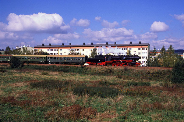 52 8141-5 beim " Einrollen " in den Bahnhof Neustadt ( die Strecke fällt hier und der Lokführer kann es laufen lassen ), Foto: Jürgen Vogel, 1996