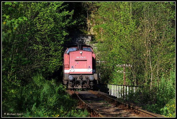 202 374 hat gerade das Portal des "Tunnel II"  bei Amtshainersdorf hinter sich gelassen und wird in wenigen Sekunden am Bahnsteig halten. 12. Mai 2001, Foto: Archiv Michael Sperl