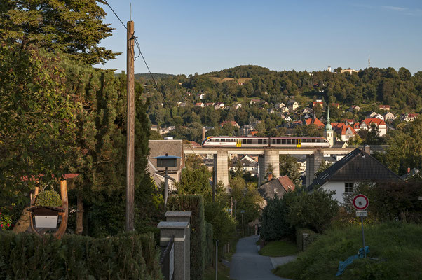 Ein Desiro der Städtebahn rollt am Abend des 14.09.2013 über den Sebnitzer Stadtviadukt.