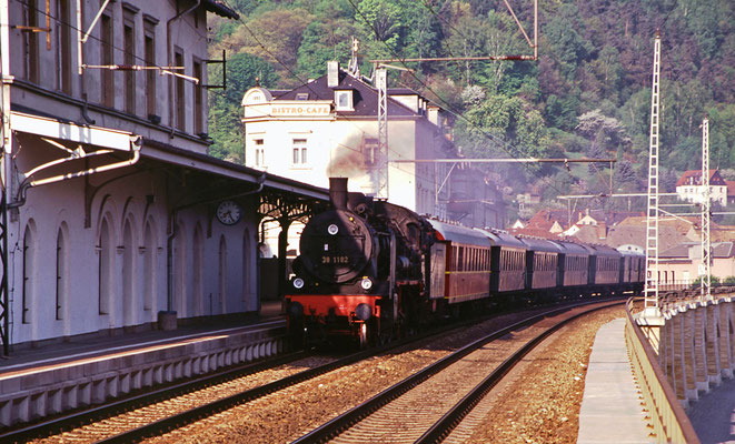 38 1182 bei Pendelfahrten zwischen Dresden und Bad Schandau in Königstein. Dresdner Dampfloktreffen 1996, Foto: Jürgen Vogel.