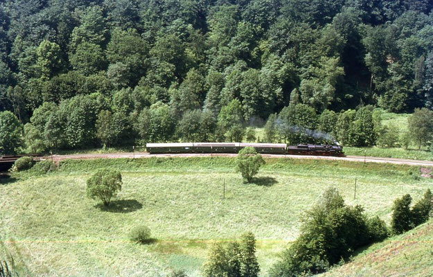 Aus luftiger Höhe betrachtet - fast wie auf einer Modellbahn: 52 8200 bei Mittelndorf auf ihrer Fahrt in Richtung Sebnitz, Foto: Andreas Matschke