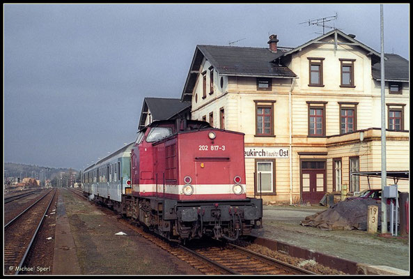 : 202 817 mit RegionalBahn beim Zwischenhalt im Bf.Neukirch-Ost, 30. März 2001. Foto: Archiv Michael Sperl