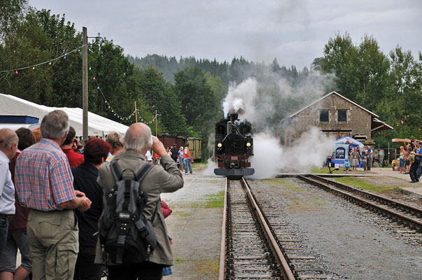 Nach 60 Jahren zieht die IV K Nr. 145 mit lautem Pfeifen erstmals wieder einen Zug in den Bahnhof Lohsdorf. 27.08.2011