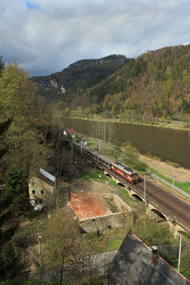 Güterzug nach Tschechien bei Schmilka / Hirschgrund, April 2015.