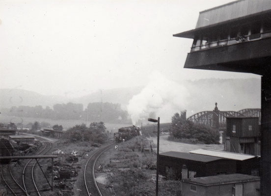 In Höhe des Stellwerkes im BF Bad Schandau fällt der Blick erneut auf eine einfahrende 52 von Neustadt. Mitte der 80ér Jahre. Archiv: Sven Kasperzek