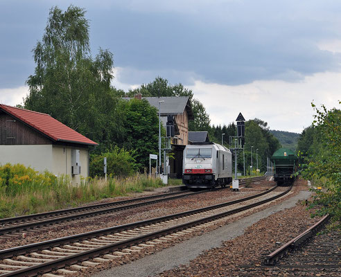 Nach Ausfahrt des Desiro wird die 285 umgesetzt. 12.08.2011