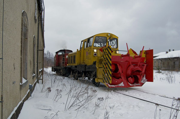 Die 106 005 der ITL ( Import-Transport& Logistik ) Dresden mit der Schneefräse neben dem Neustädter Lokschuppen, 28.01.2010