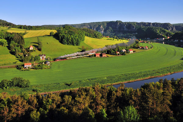 Mit 01 509 von Cottbus nach Prag hieß es am 10.05.14. Hier dampft die Maschine mit Zusatztender durch das kleine Örtchen Strand zwischen Rathen und Königstein. 