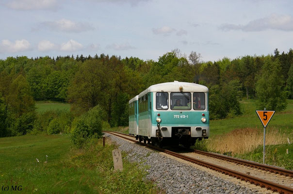 " Auf den Spuren einer vergessenen Schmalspurbahn " Die Sonderfahrt der OSEF ging nach Goßdorf-Kohlmühle, von da wurde zum Verein der Schwarzbachbahn nach Lohsdorf gewandert. Hier der Zug bei Krumhermsdorf. 16.05.10, Foto: Martin Grundmann