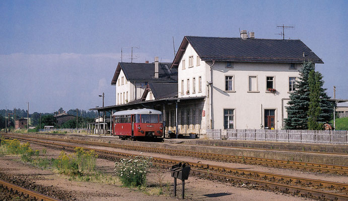 Auf der Arnsdorfer Seite des Dürrröhrsdorfer Bahnhofes wartet ein einzelner LVT auf Ausfahrt. Die Strecke nach Arnsdorf wurde am 23. Mai 98 stillgelegt. Sommer 1994, Fotograf: Andreas W. Petrak