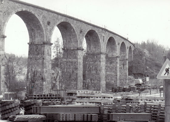 Vorbereitungen zum Bau der Behelfsbrücke am Stadtviadukt Sebnitz, im Vorfeld der Brücke liegen unzählige Stahlelemente. 1984, Foto: Archiv Sven Kasperzek.