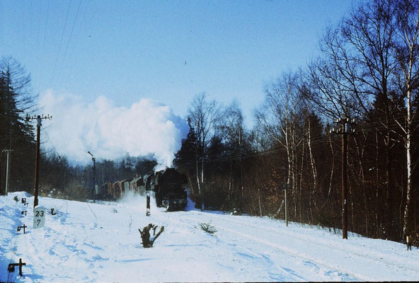 N65277 aus Bischofswerda dampft im Februar 1987 in den Bahnhof Neukirch West (Lausitz) ein. Der Drahtzug links im Bild führt zum Einfahrsignal aus Richtung Bad Schandau. Dort gab es bis 1984 auch noch planmäßig Dampf zu erleben. Foto: Lutz Morgenstern