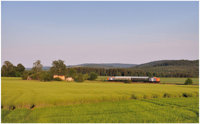 Der letzte Zug des Tages unterwegs von Neustadt nach Pirna. An einem kleinen Bahnwärterhaus bei Langenwolmsdorf vorbei geht es der untergehenden Sonne entgegen. 03.06.11, 20:16 Uhr
