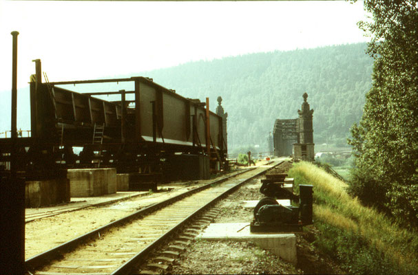 Vormontage und Einschieben der neuen Brücke von der Rathmannsdorfer Elbseite aus, Ende der 80ér Jahre. Foto: Archiv Axel Förster