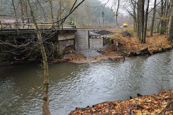 Auch die Schäden an den Brücken werden behoben, so wie hier nach Goßdorf-Kohlmühle.Der vorherige Zustand ist auf Bild Nr. 41 zu sehen! Am 13.November wird der erste Zug nach Bad Schandau fahren können! 05.11.10