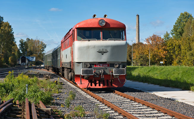 T478 1006 mit dem Lužickohorský rychlík Prag - Mikulášovice dolní nádraží im Zielbahnhof, Oktober 2022.