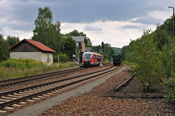 Dann läuft auch schon die Regionalbahn nach Dresden in Neukirch ein. Rechts steht der voll beladene Zug mit ITL 285. 12.08.2011