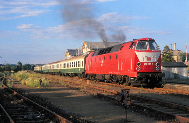 Anreise zur Loveparade: Eine Garnitur Leerwagen von Oberlausitzer Bahnhöfen auf Überführungsfahrt nach Dresden Hbf. Aufgenommen am 11. Juli 1997 im Bf Dürrröhrsdorf. Foto: Archiv Uwe Schmidt