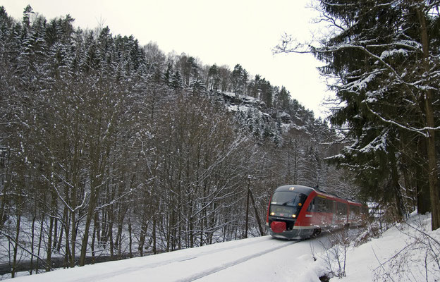 Regionalbahn 17131 von Bad Schandau im tief verschneiten Sebnitztal zwischen Porschdorf und Goßdorf-Kohlmühle. 06.Februar 2010