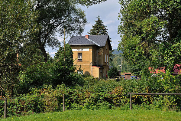 Blick auf die malerisch gelegene Bahnstation von Mlýny, pünktlich vor dem geplanten Bahnfoto hat Petrus auch fleißig alle Wolken beiseite geschoben.