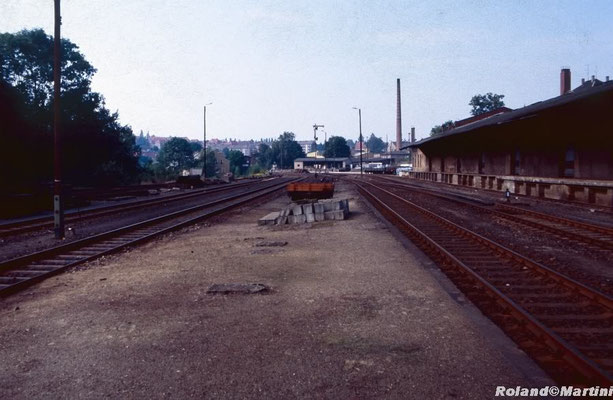 Blick in Richtung Ausfahrt Bad Schandau, rechts die Güterabfertigung (Ga), in der Mitte Ausfahrsignal J, hinten Stellwerk 2 (Stw2). Mai 1990, Foto: Archiv Roland Martini