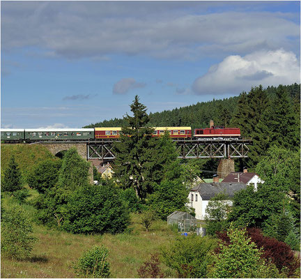 Kurz darauf rumpelt der Sonderzug Löbau-Rumburk-Sebnitz im besten Licht der Morgensonne über das große Viadukt bei Vilemov. Sehr zur Freude der Fotografen wurde die Bespannung im Vergleich zum Vortag gewechselt. 