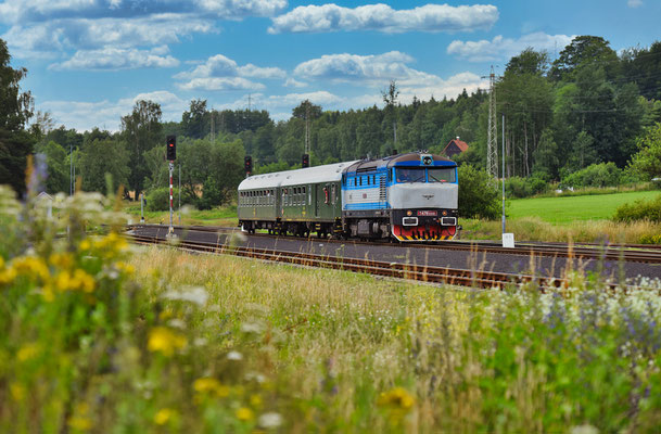 T478 2065 mit dem Lužickohorský rychlík Prag - Mikulášovice dolní nádraží in Rybniště, Juli 2021.