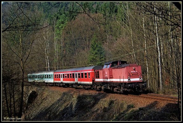 : 202 544 verlässt mit ihrer RegionalBahn den Hp.Mittelndorf, 1. April 2001. Foto: Archiv Michael Sperl