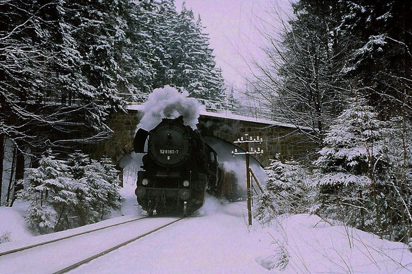 Der Ng 65277 war immer pünktlich . Hier ist er unterwegs zwichen Putzkau und Neukirch . Bei dieser Leistung konnte der Bildautor ausschlafen . Diese Dampfleistung startete tägl. erst 13 Uhr in Bischofswerda. Februar 1987. Foto: Lutz Morgenstern