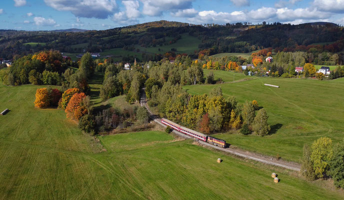 742 070-6 mit dem Deciner Touristenzug nach Rumburk bei Panský, gleiche Stelle wie zuvor mit dem Höhenstativ, Oktober 2022.